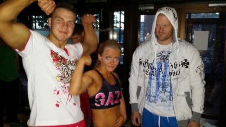 Tommi Tulonen haukkojensa kanssa. Minä oon jo niin puhki bäkkäriseuralle nauramisesta etten jaksa pitää vattaa sisässä enää muuten ku käden avulla. Jussi Rintamäki, kirvoitti illan parhaat naurut jutuillaan Mansen Muscle & Fitness shown bäkkärillä :D